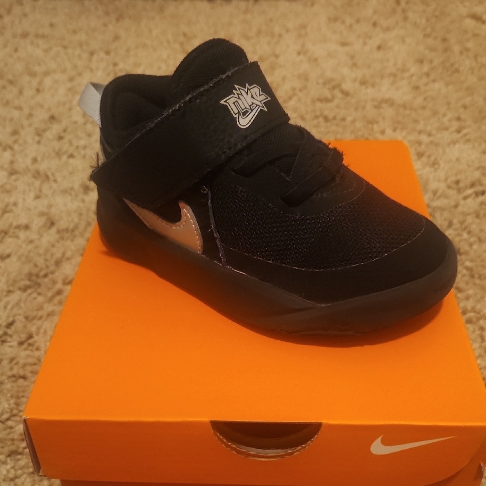 Nike Team Hustle D10 Black/Metallic Silver-Volt Sneakers. Size 8C NEW COND!
